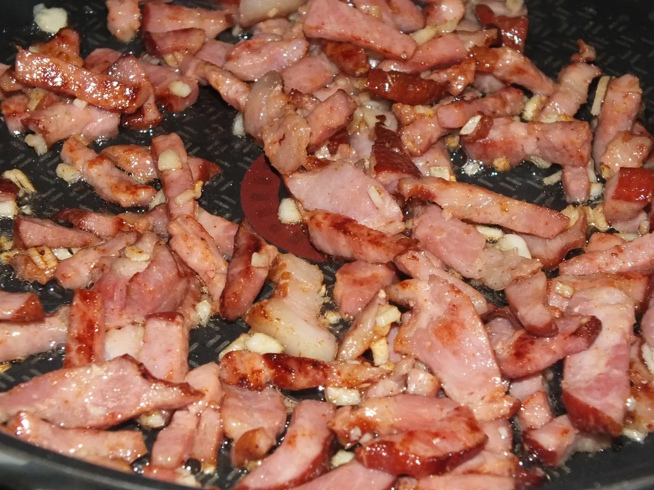 Makaronowe danie z cukinią, boczkiem i słonecznikiem