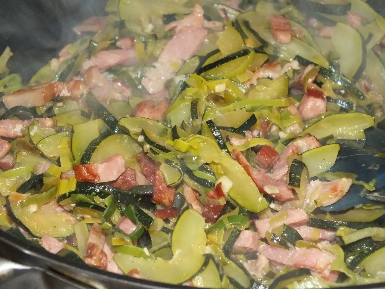 Makaronowe danie z cukinią, boczkiem i słonecznikiem