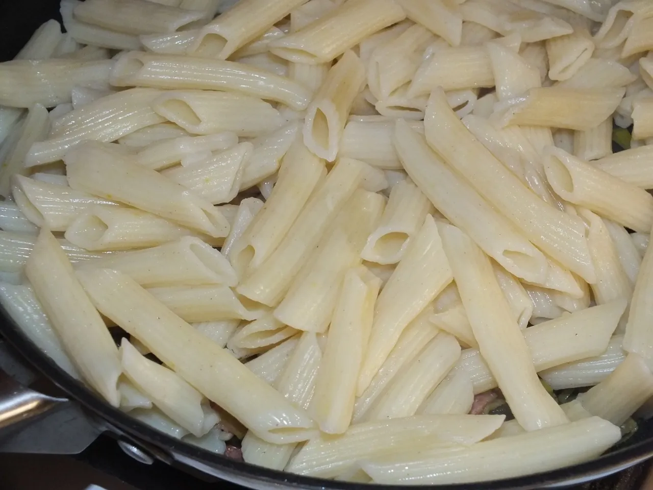 Makaronowe danie z cukinią, boczkiem i słonecznikiem