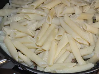 Makaronowe danie z cukinią, boczkiem i słonecznikiem - 10