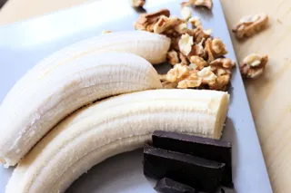 Koktajl mleczny z bananem, czekoladą i orzechami - 4