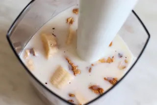 Koktajl mleczny z bananem, czekoladą i orzechami - 7