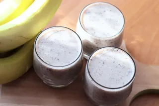 Koktajl mleczny z bananem, czekoladą i orzechami - 10