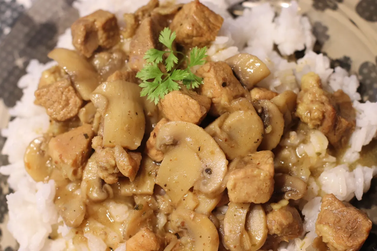 Gulasz curry z łopatki i pieczarek