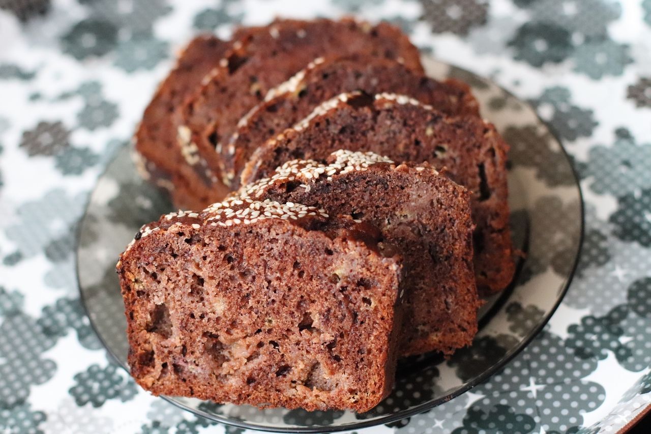 Babka bananowa łyżką i widelcem mieszana