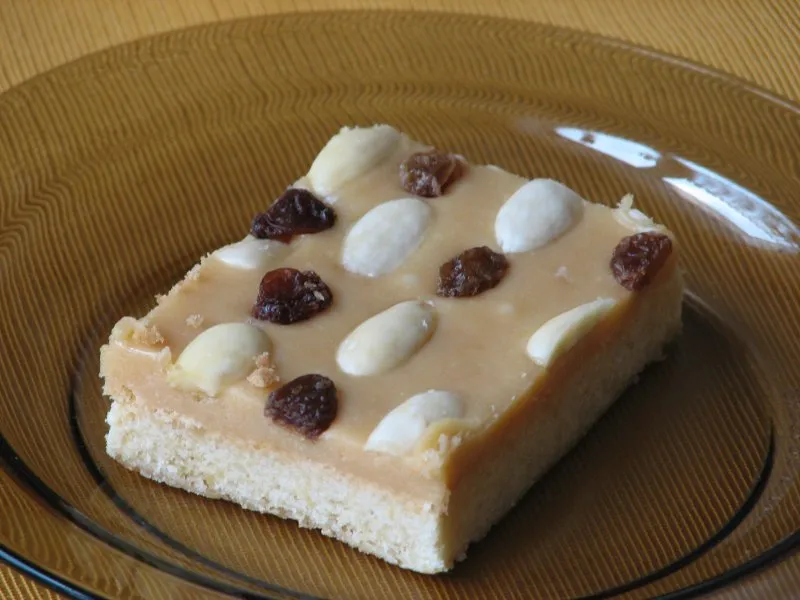 Mazurek z krówkową polewą